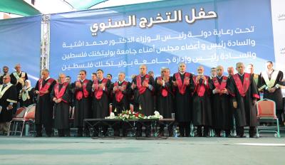 ممثلاً عن رئيس الوزراء .. أبو مويس يشارك في حفل تخريج "فوج شهداء جنين ومخيمها الصامد" في بوليتكنك فلسطين